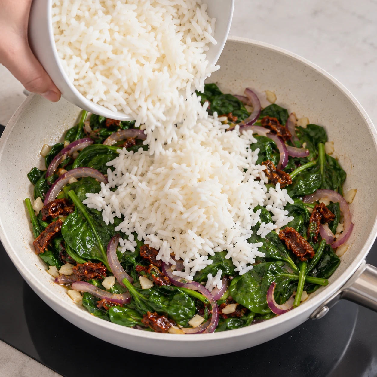 Ajouter le riz cuit : Ajoutez les 200 g de riz déjà cuit, pesés après cuisson.