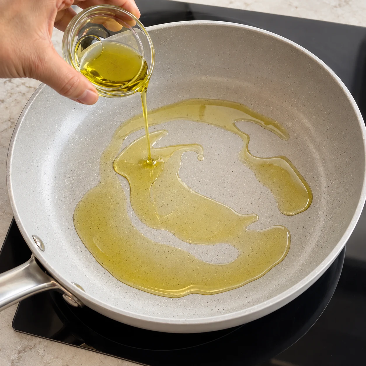 Huiler la poêle : Versez la cuillère à soupe d’huile d’olive dans une poêle.
