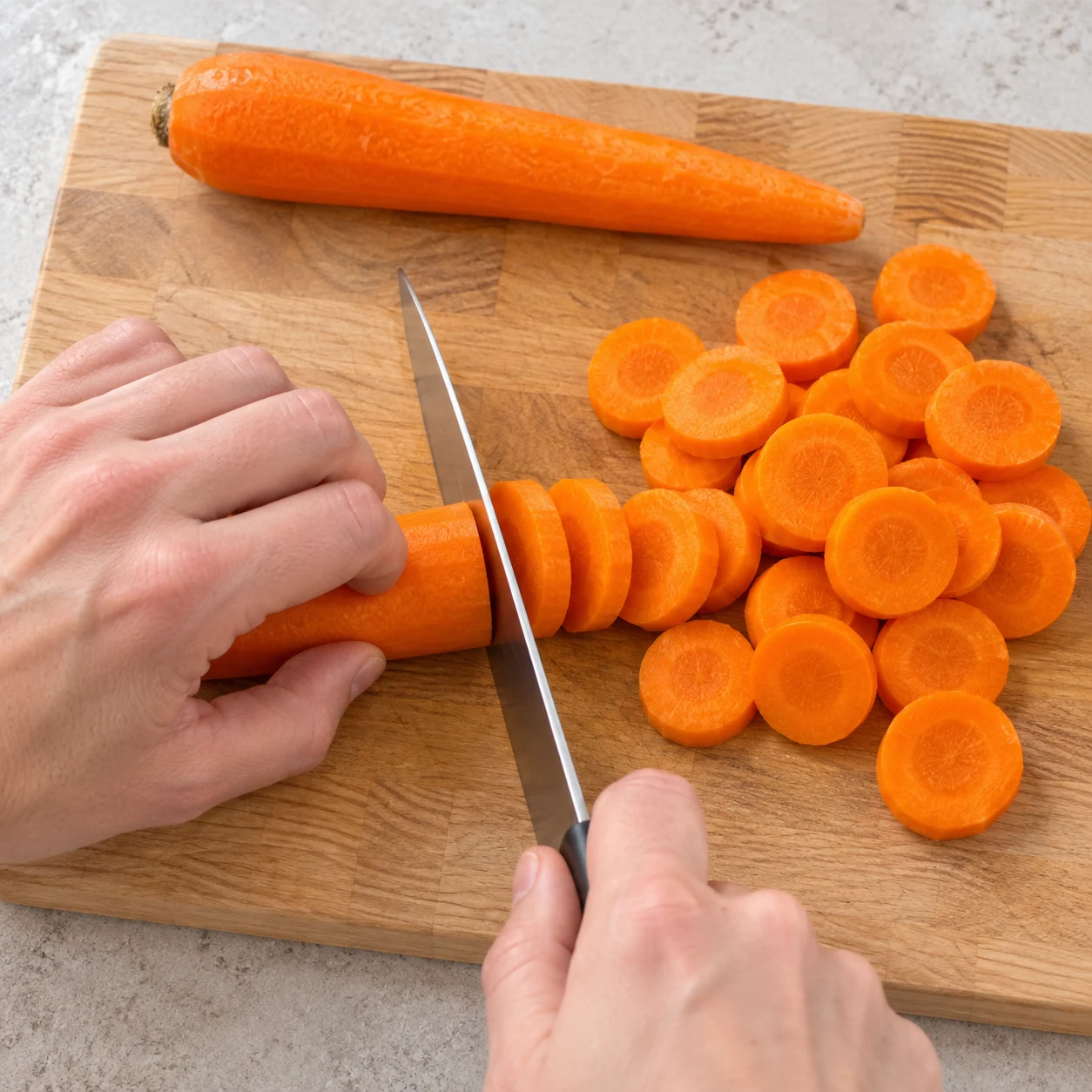 Couper les carottes : Les carottes sont coupées en rondelles régulières.