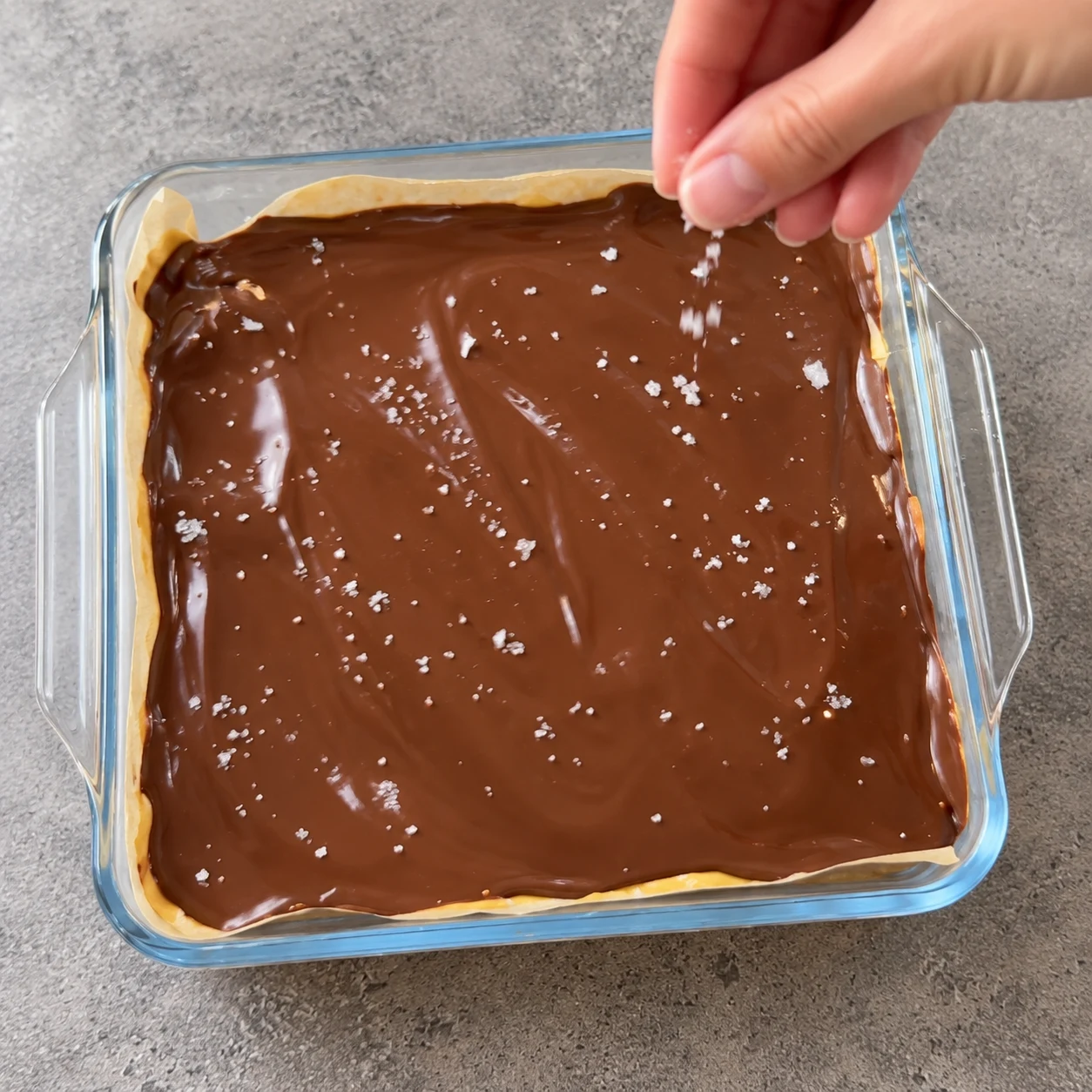 Parsemez la couche de chocolat avec la pincée de fleur de sel.