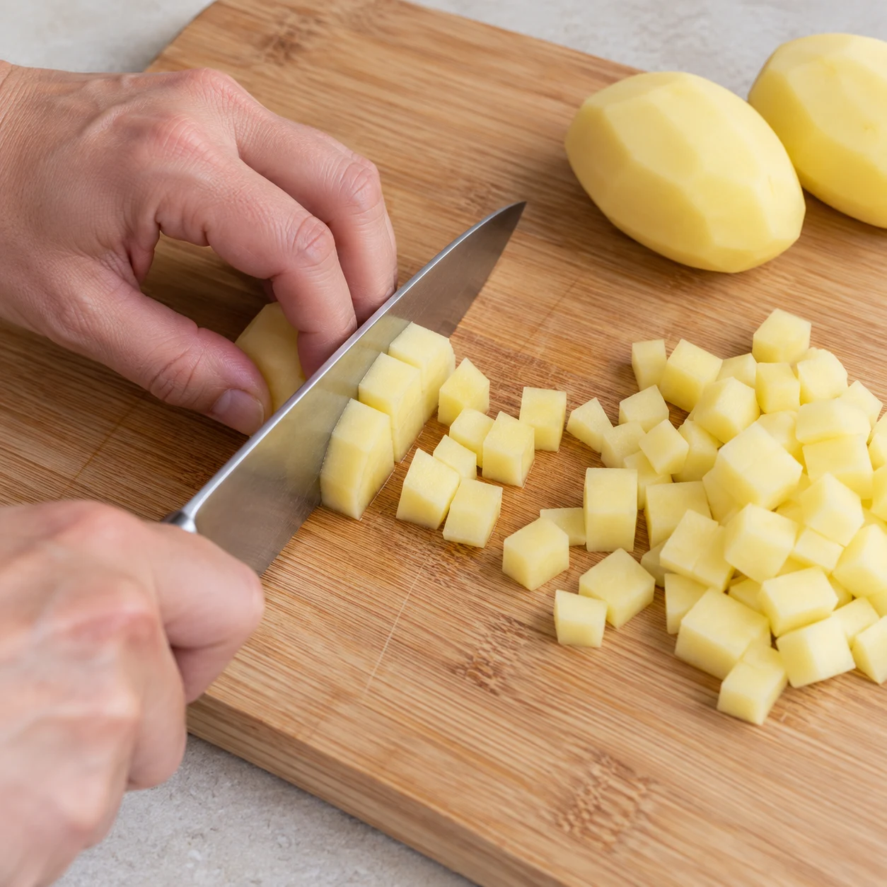 Couper les pommes de terre : Les cubes de pomme de terre sont petits et réguliers.