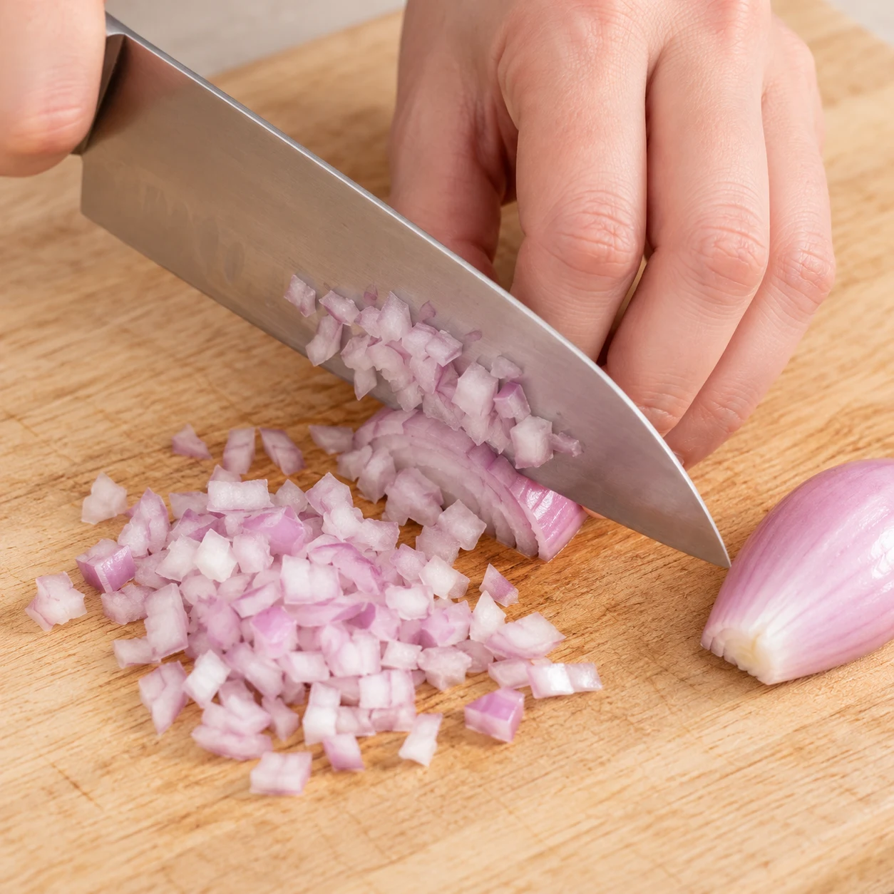 Hacher l’échalote : L’échalote forme de petits morceaux fins.