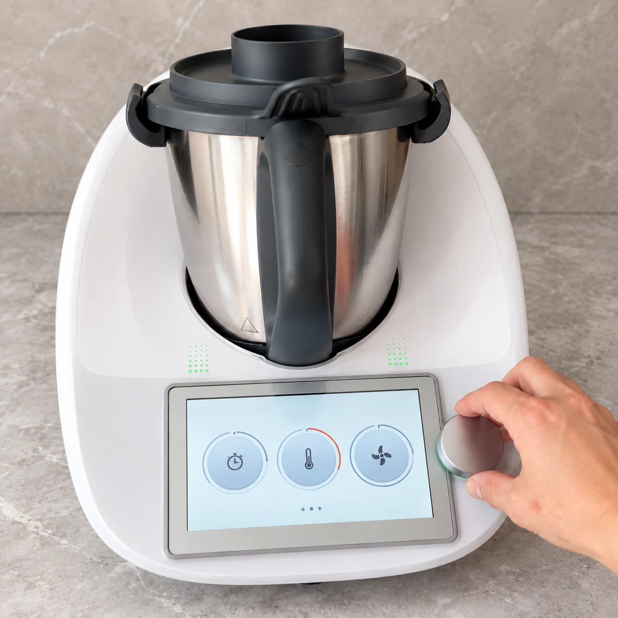 Bol de robot fermé pendant le chauffage de la sauce, sans texte ni marque.