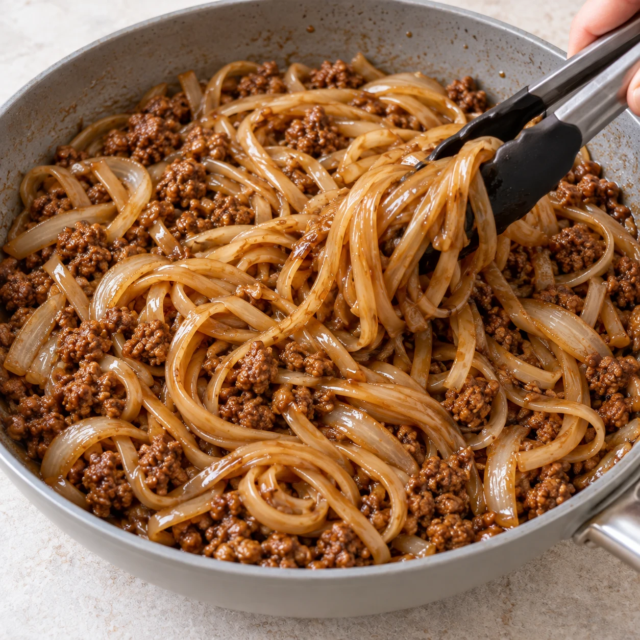 Nouilles de riz laquées de sauce soja, mélangées aux morceaux de steaks végétaux et à l’oignon.