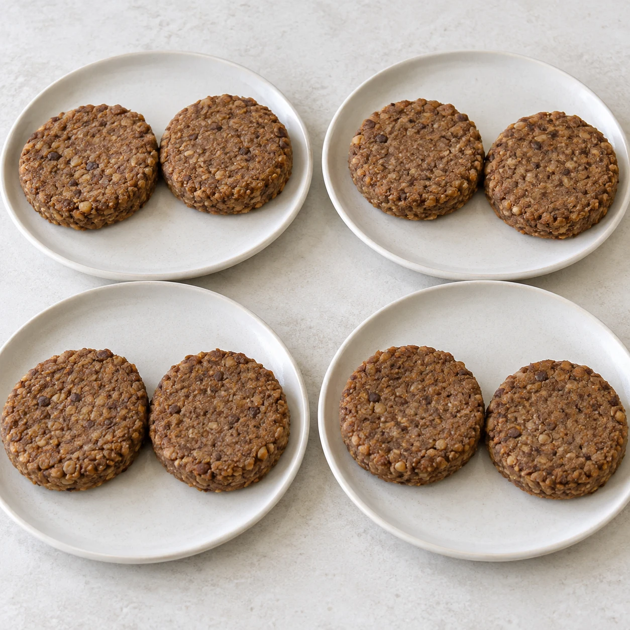 Répartir les steaks végétaux. Répartis les 800 g de steaks végétaux en quatre parts de 200 g. Garde les steaks entiers pour les paner, sans les émietter. Résultat : Quatre parts de 200 g, steaks entiers non panés.. Uniquement : Steaks végétaux de protéines de pois et fèveroles. Aucun ingrédient futur. Steaks végétaux : intérieur brun de protéines de pois et fèveroles, jamais de chair blanche ou de tofu.