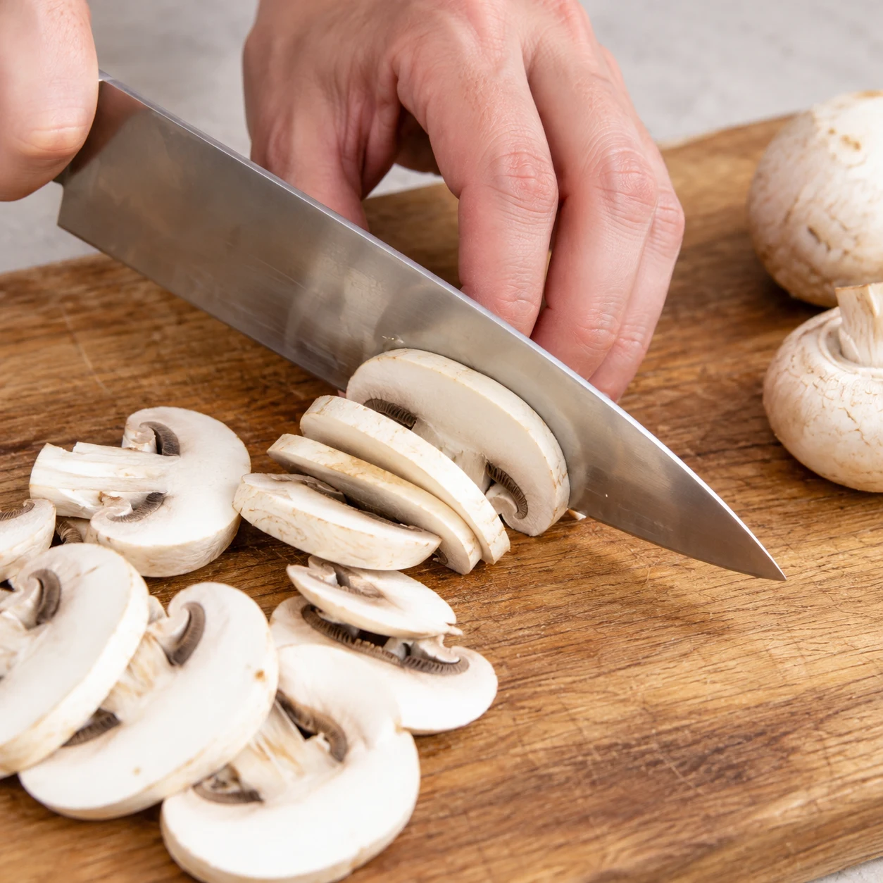 Émincez les champignons de Paris en lamelles. Montrer seulement l’action et cet état de cuisson.