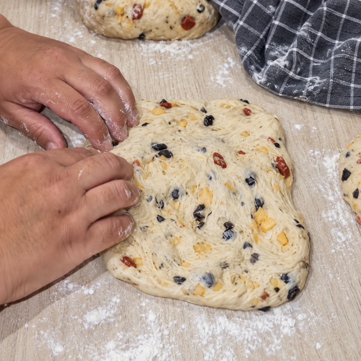 Étaler une boule. La boule forme un rectangle souple avec la garniture encore visible. Respecter la capture source ; chorizo et cheddar uniquement végétaux, aucune autre garniture.