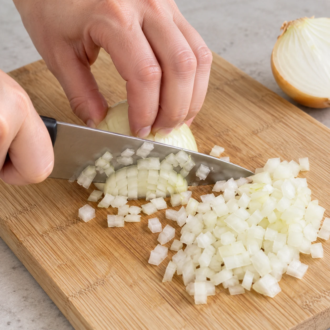 Hacher l’oignon. Les morceaux d’oignon sont petits et réguliers. Respecter la capture source ; chorizo et cheddar uniquement végétaux, aucune autre garniture.