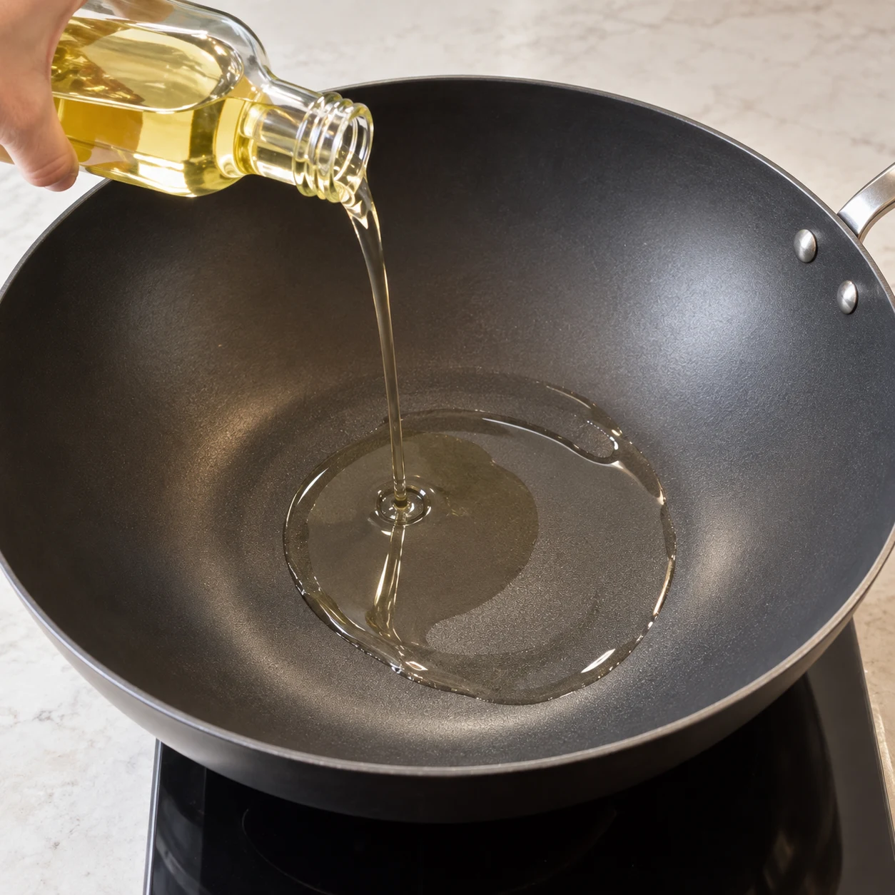 Filet d’huile végétale dans un wok vide, aucun ingrédient futur.