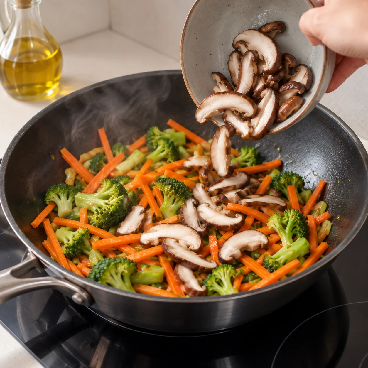 Ajouter des tranches de shiitakés aux légumes.