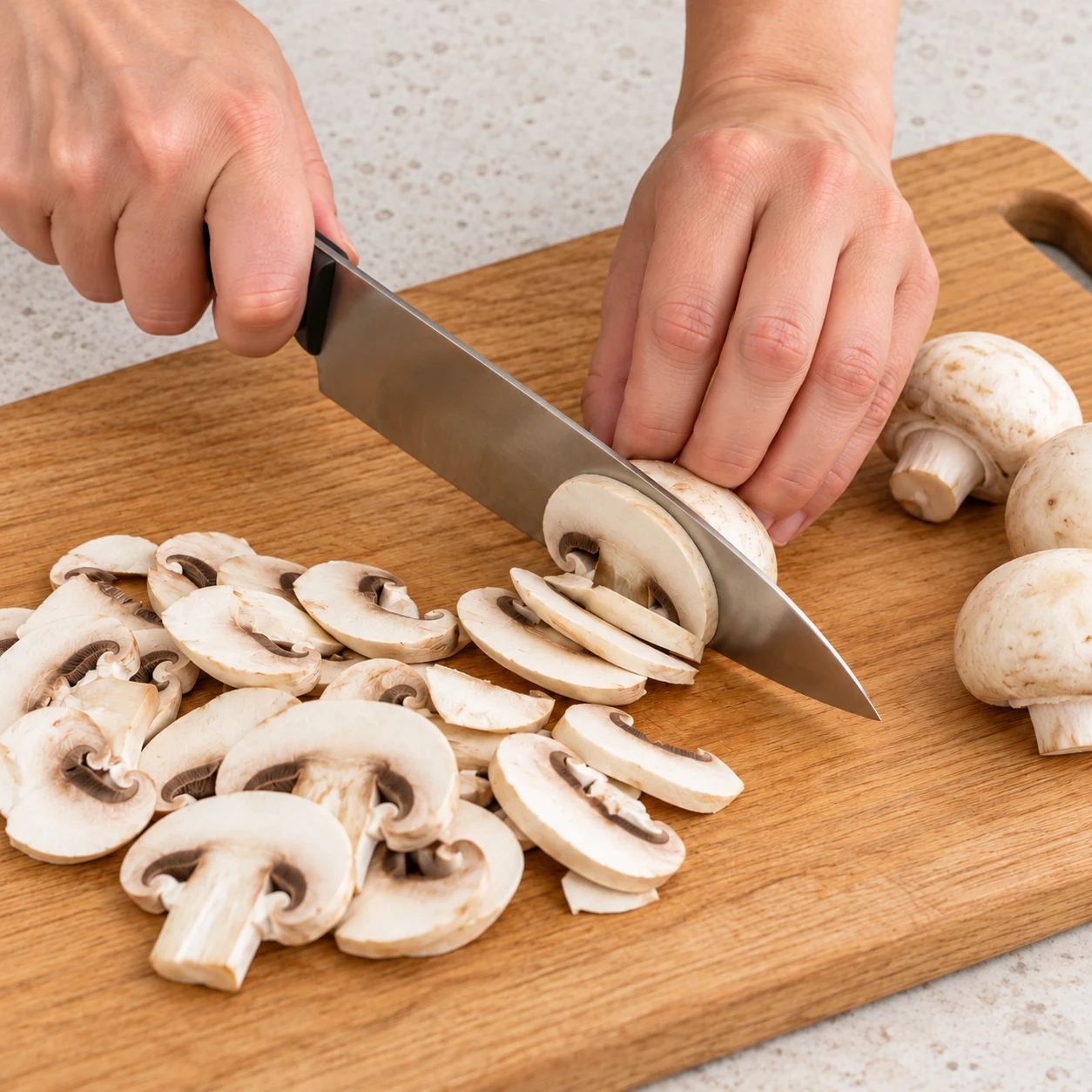 Couteau éminçant des champignons de Paris seuls, prise en griffe sûre.