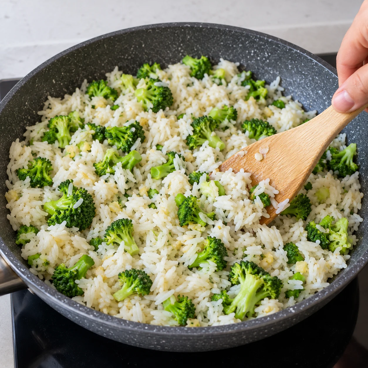 Riz blanc cuit mélangé au brocoli haché dans la poêle, sans pois chiches ni sauce soja.