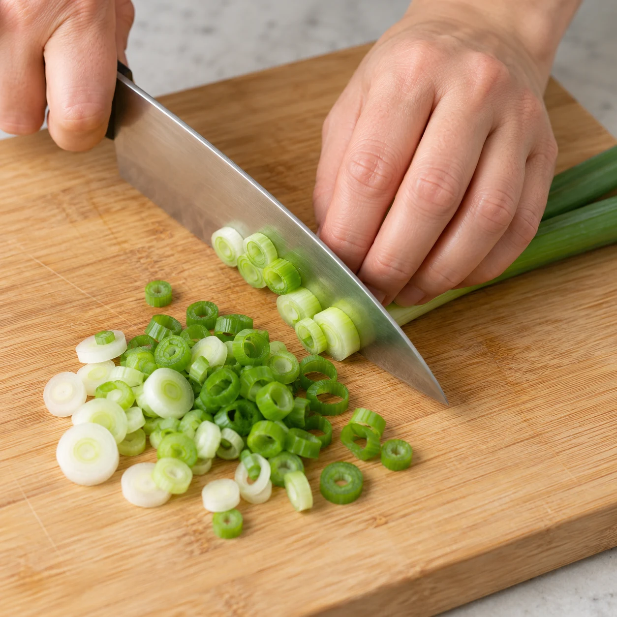 Émince la cébette.
