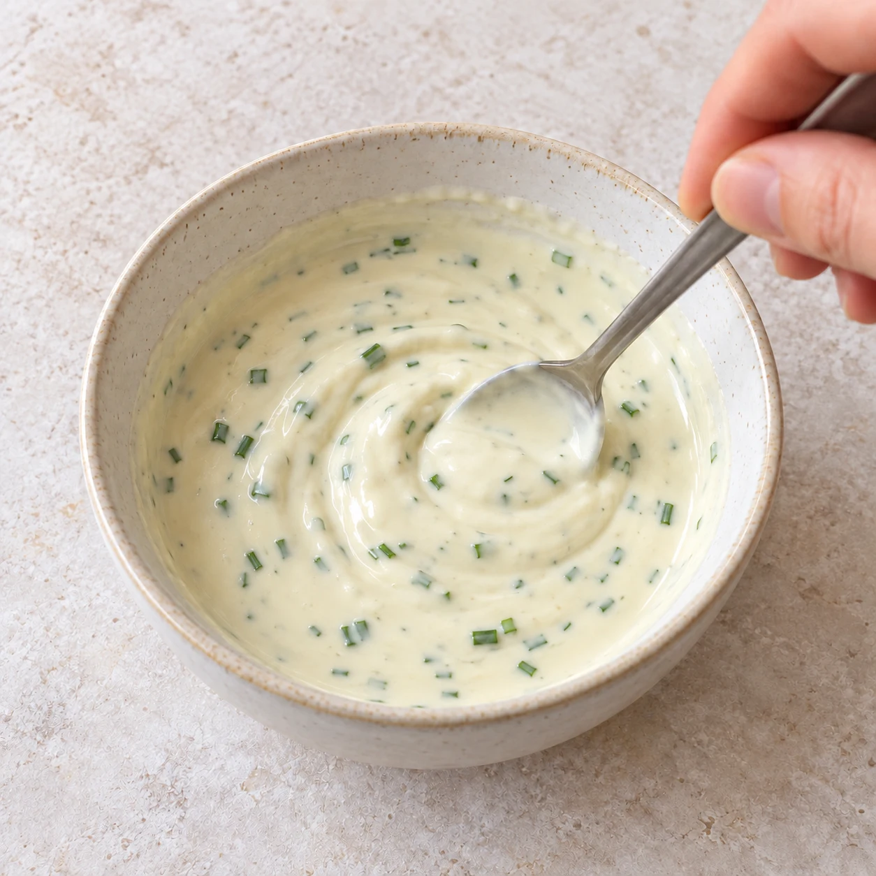 Mélanger la sauce végétale pour les nuggets de lentilles corail et carottes