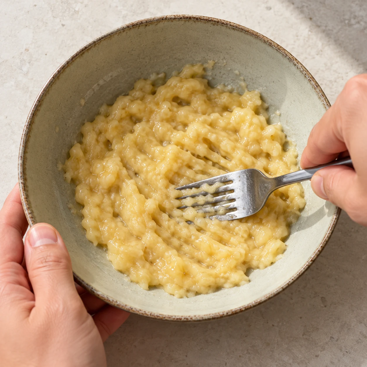Purée de banane écrasée par une fourchette ; aucun autre ingrédient.
