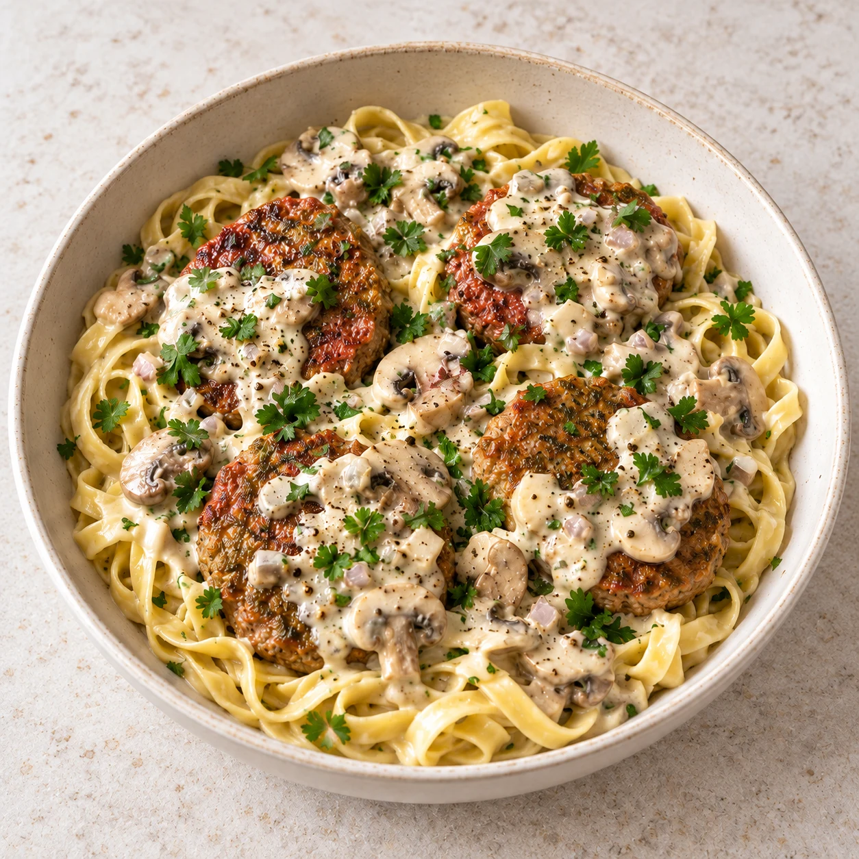 Tagliatelles aux steaks végétaux et sauce crémeuse aux champignons