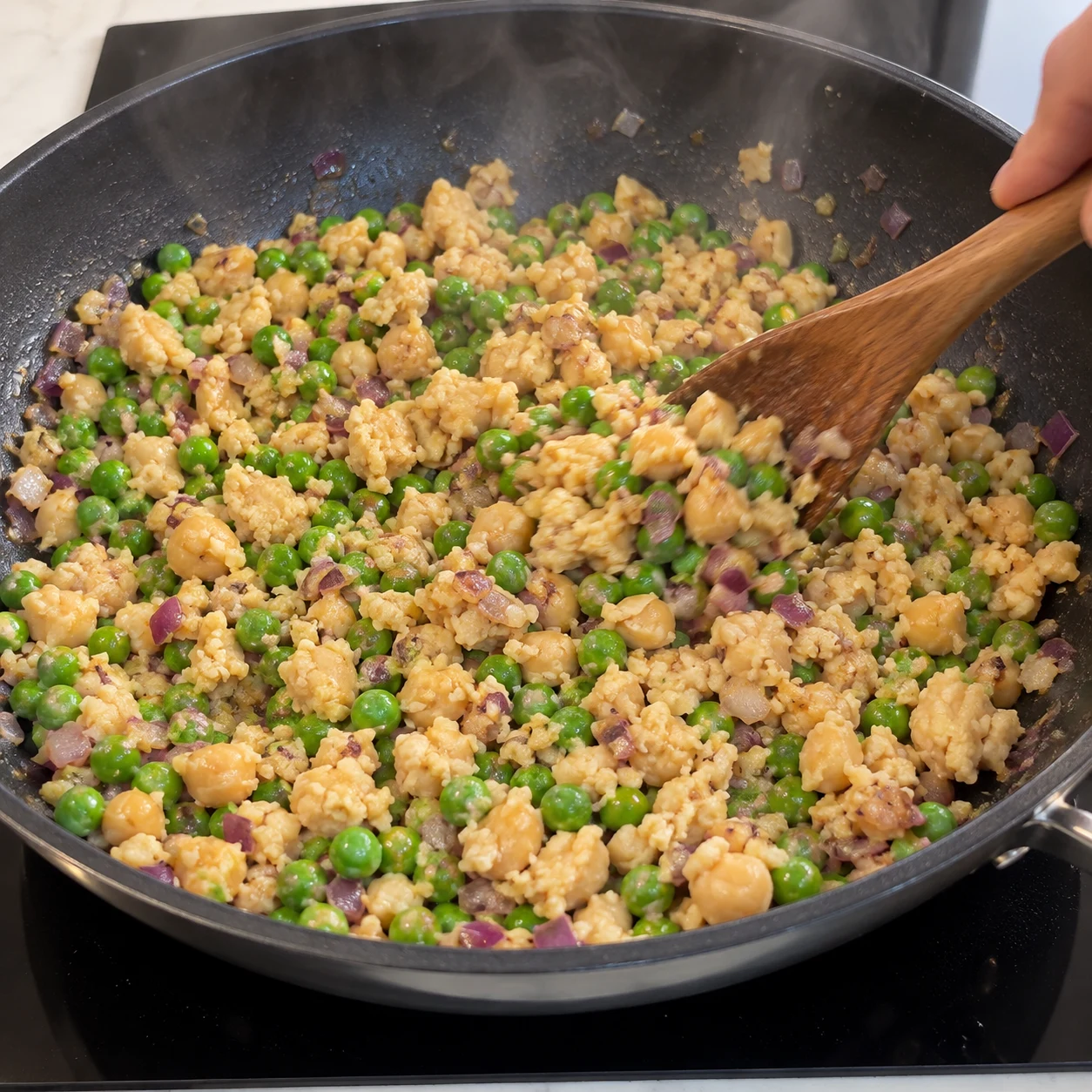 Ajouter le brouillé de pois chiches : Les miettes de pois chiches sont chaudes et réparties dans les légumes.