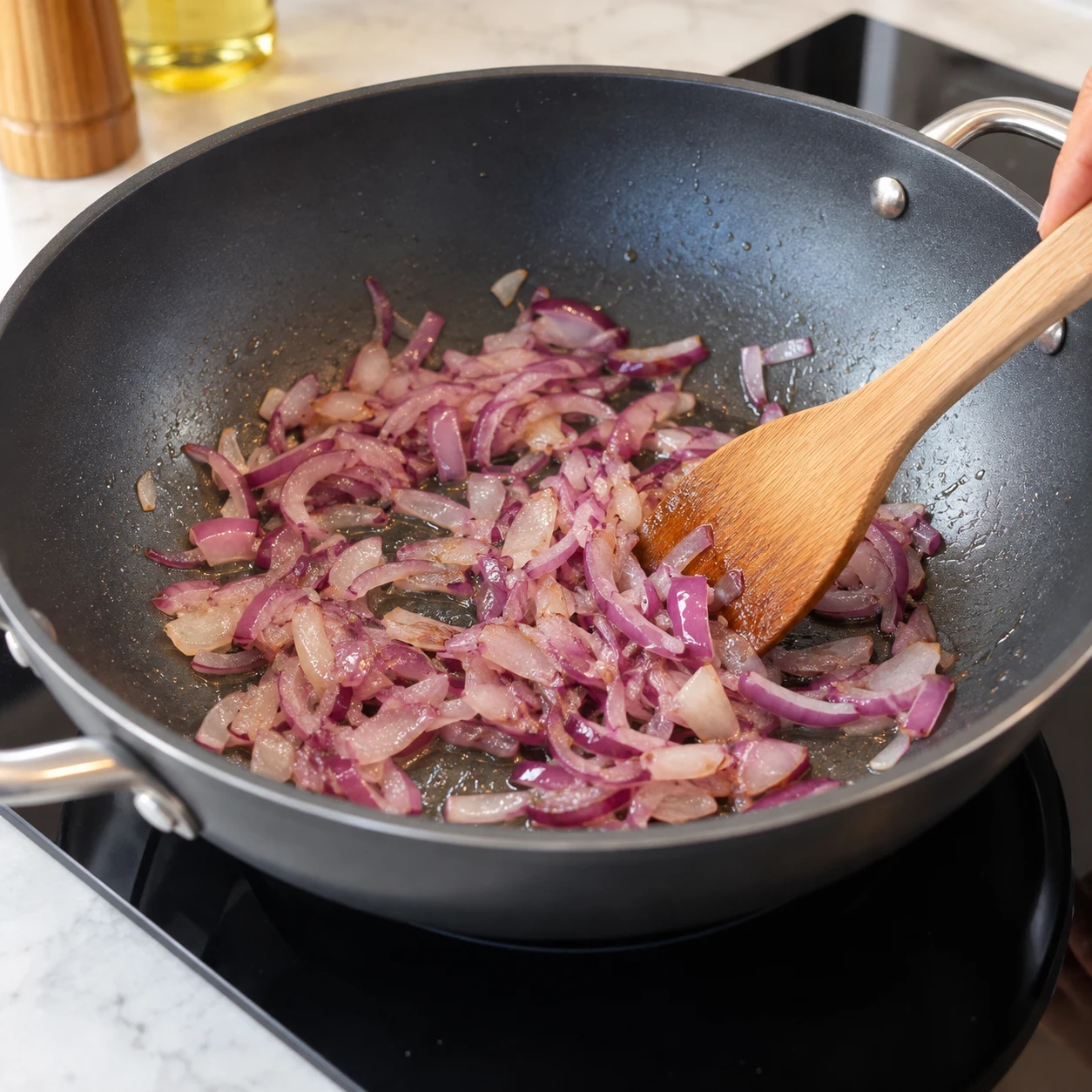 Faire revenir l’oignon : L’oignon s’assouplit sans brûler.