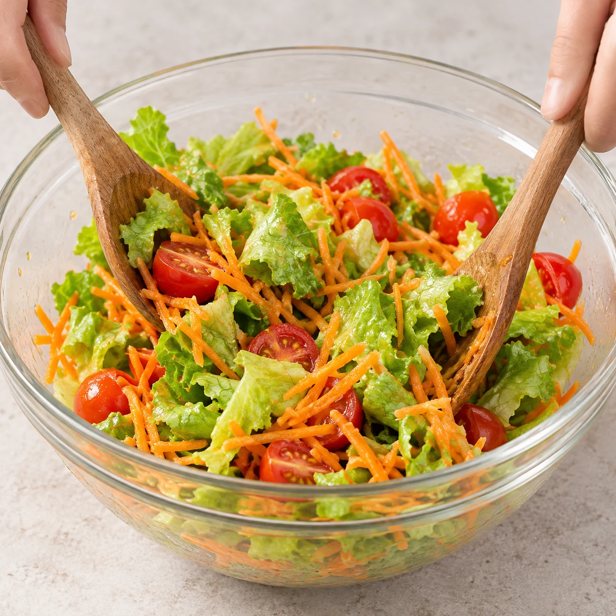 Les crudités sont mélangées et légèrement citronnées.