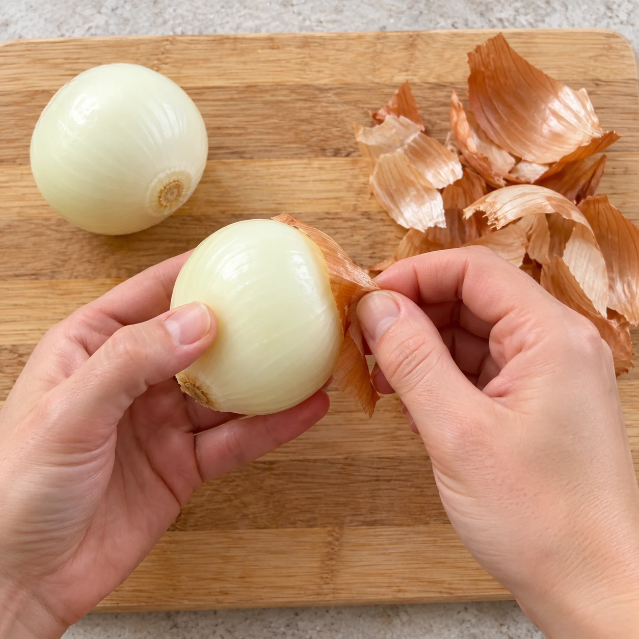 Éplucher les oignons : Les oignons ne portent plus de peau sèche.