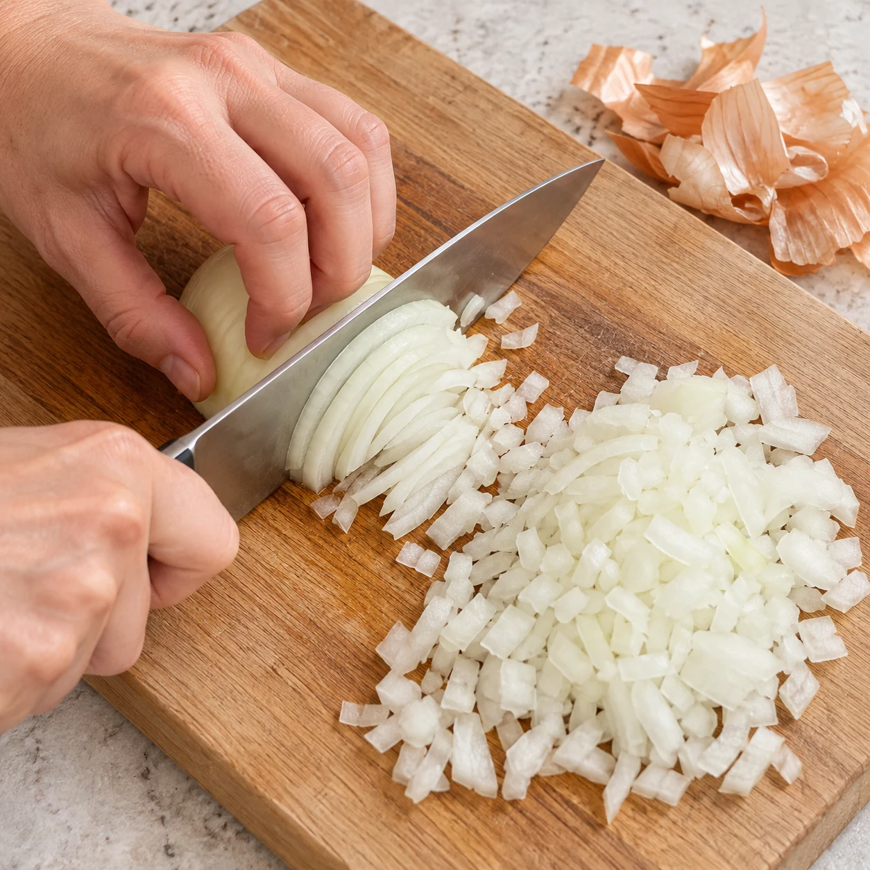 Une seule action : Émincer le gros oignon. Les morceaux d’oignon sont fins et réguliers. Version végétale aux pois chiches, aucune viande, aucun seitan, aucun tofu.