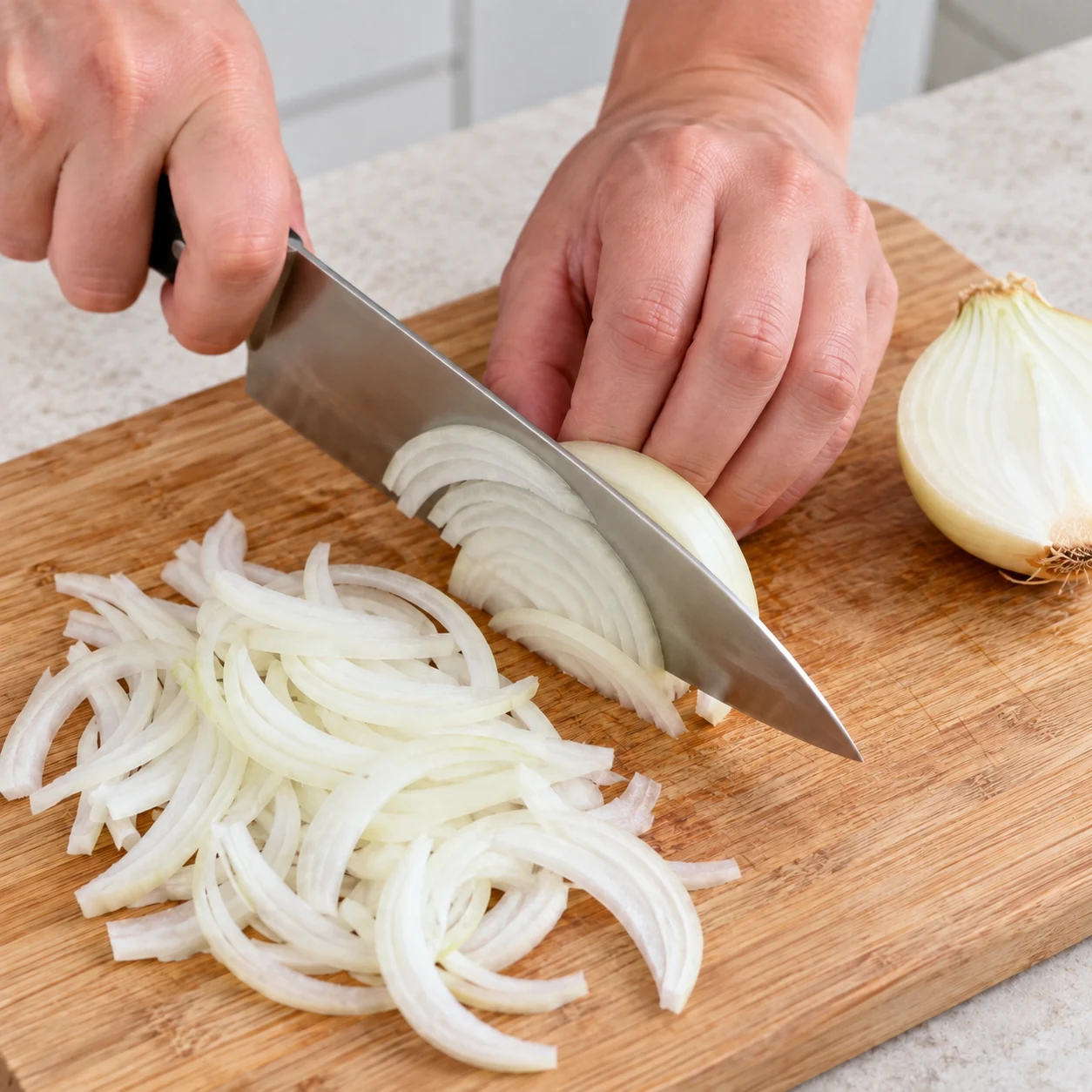Émince l’oignon en fines lamelles pour la garniture.