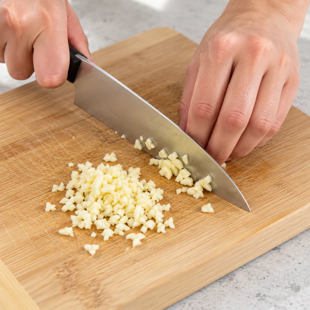 Hacher un peu d’ail sur une planche stable.
