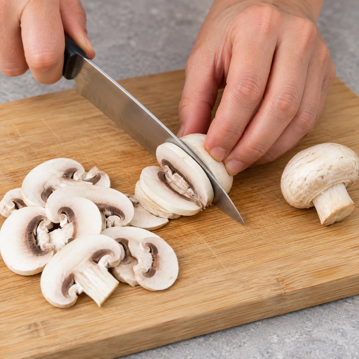 Émincer les champignons. Les champignons sont coupés en lamelles fines.