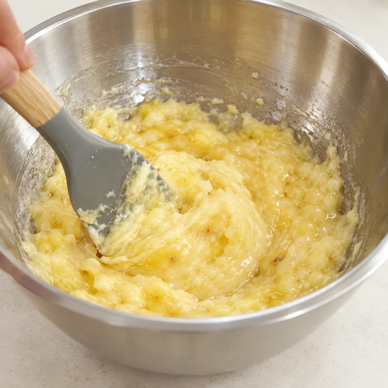 Du sirop d’agave ambré clair est incorporé au mélange banane et margarine.