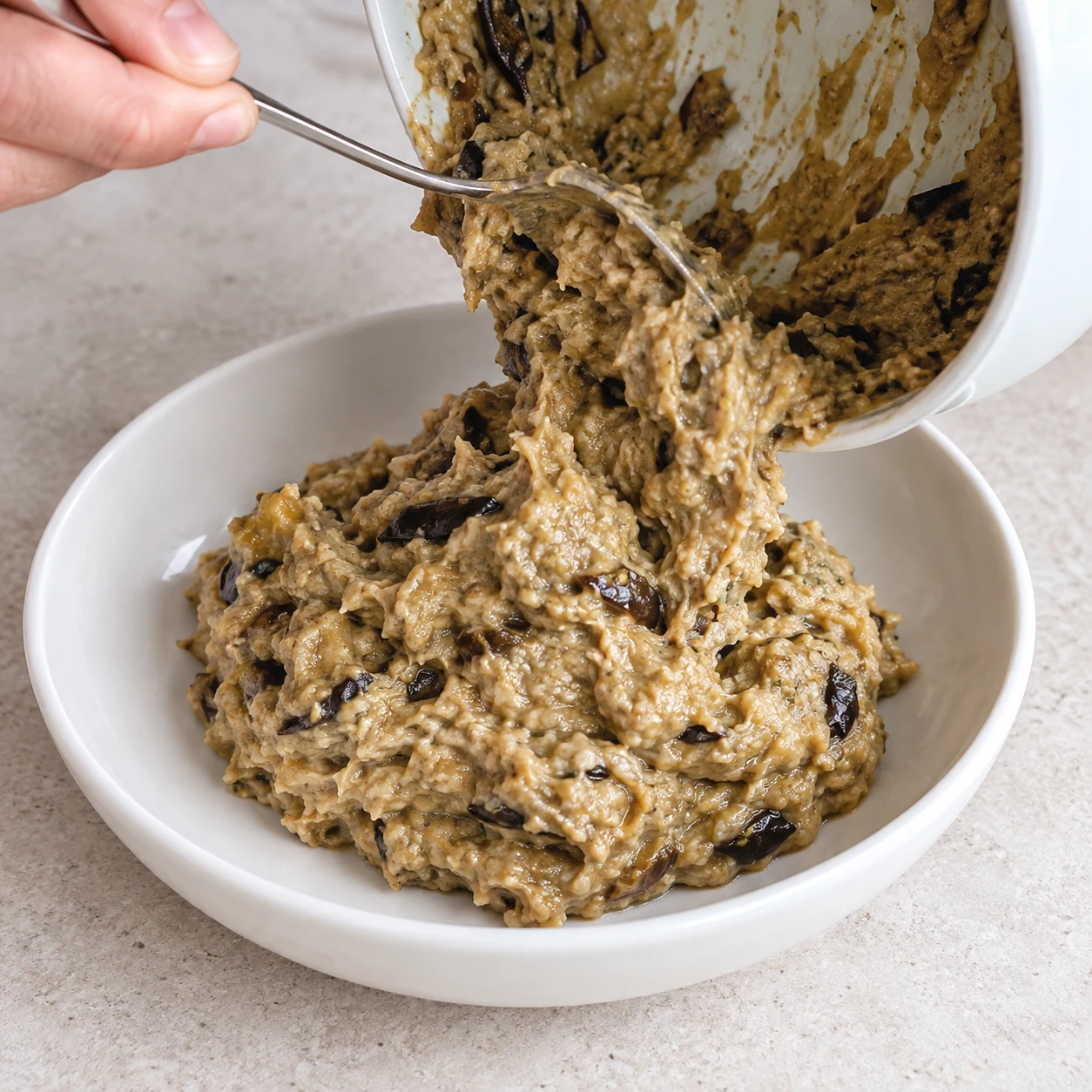 Le caviar chaud forme un tas souple et crémeux dans le récipient.