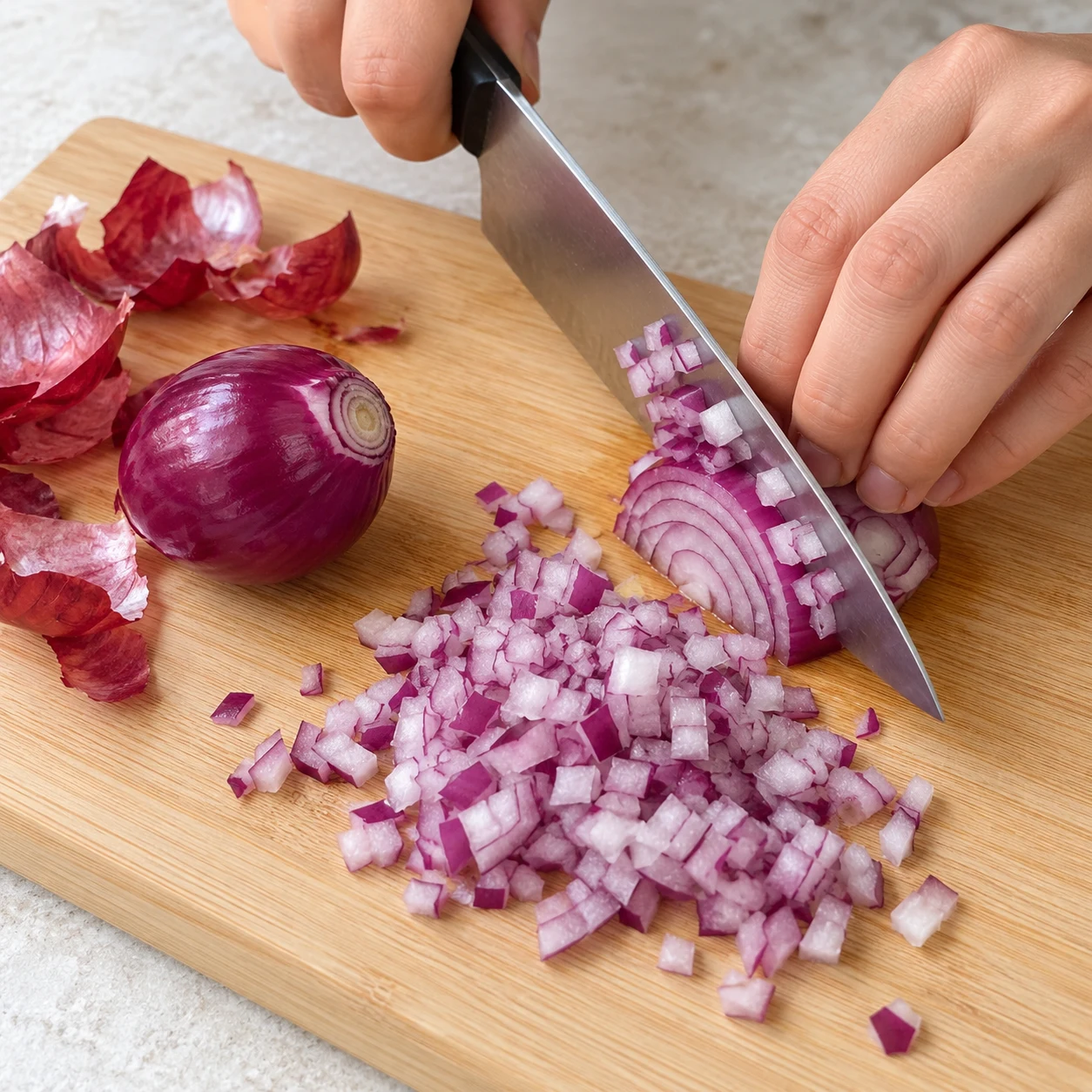 Épluchez le petit oignon rouge et coupez-le en petits morceaux. Montrer uniquement la phase décrite et la variante végane aux pois chiches.