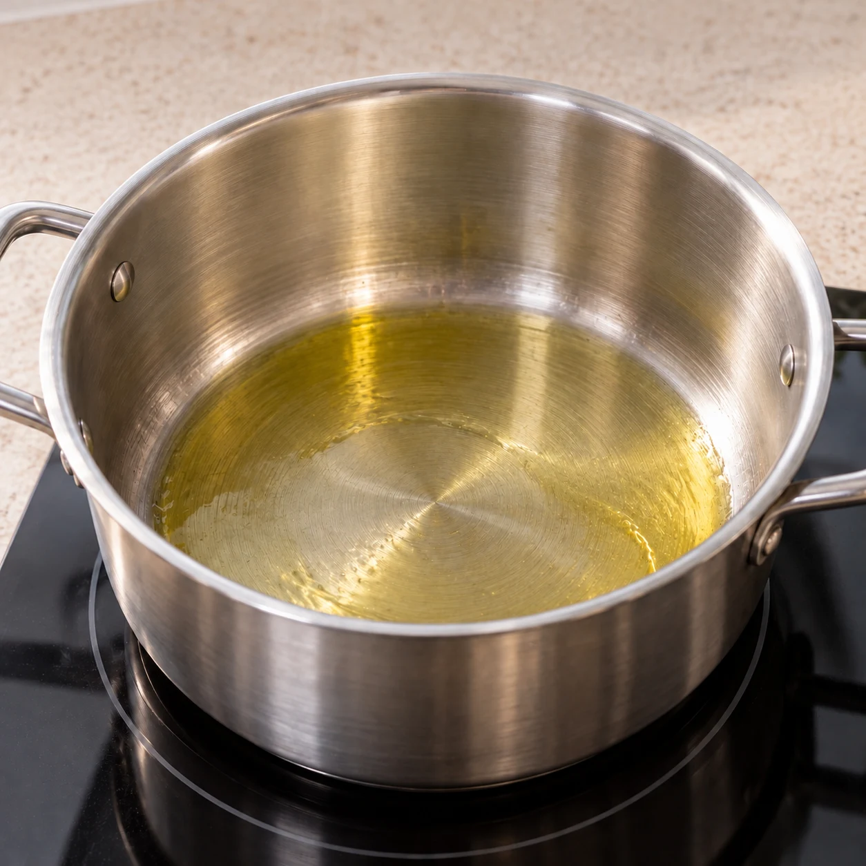 Faites chauffer un peu d’huile d’olive dans un faitout ou une casserole. Une seule phase, aucun autre ingrédient.