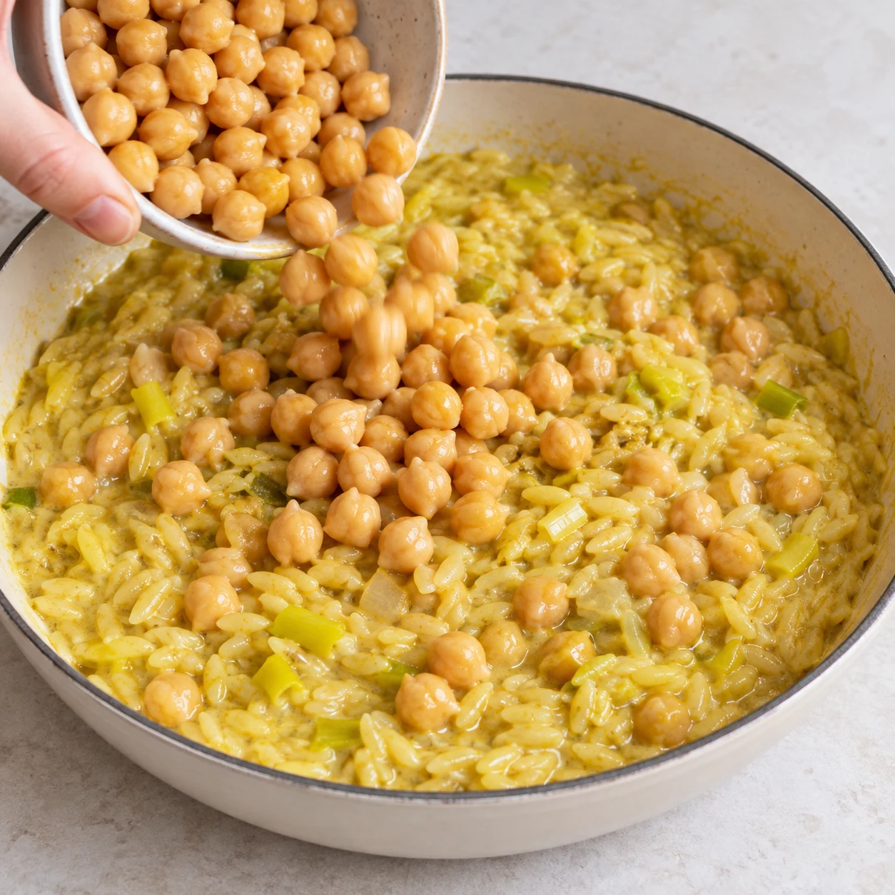 Pois chiches entiers incorporés délicatement dans un orzotto crémeux aux poireaux, coco et citron confit ; pas encore de zeste vert ni d’aneth.