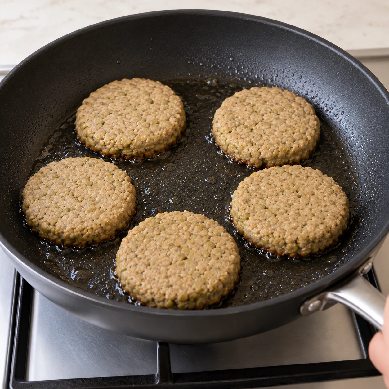 Dans une sauteuse à feu moyen, chauffe les 2 càs d’huile neutre et dépose les 500 g de steaks végétaux de pois entiers, frais et non congelés. Fais cuire la première face 3 minutes. Procède en plusieurs lots si nécessaire, en répartissant ces mêmes 2 càs d’huile entre les lots.