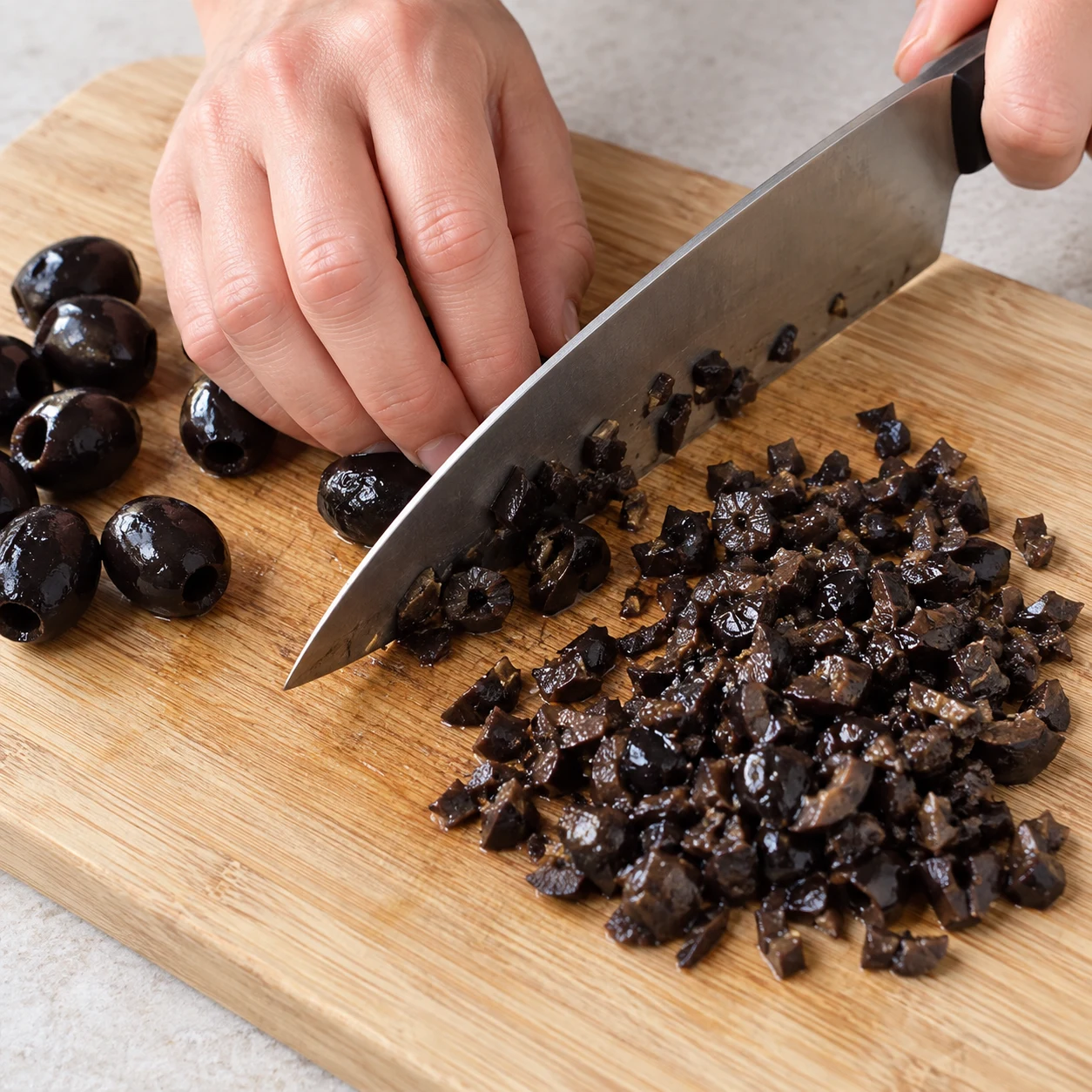 Hacher les olives. Les olives sont en petits morceaux, sans noyau. Respecter la capture source ; chorizo et cheddar uniquement végétaux, aucune autre garniture.