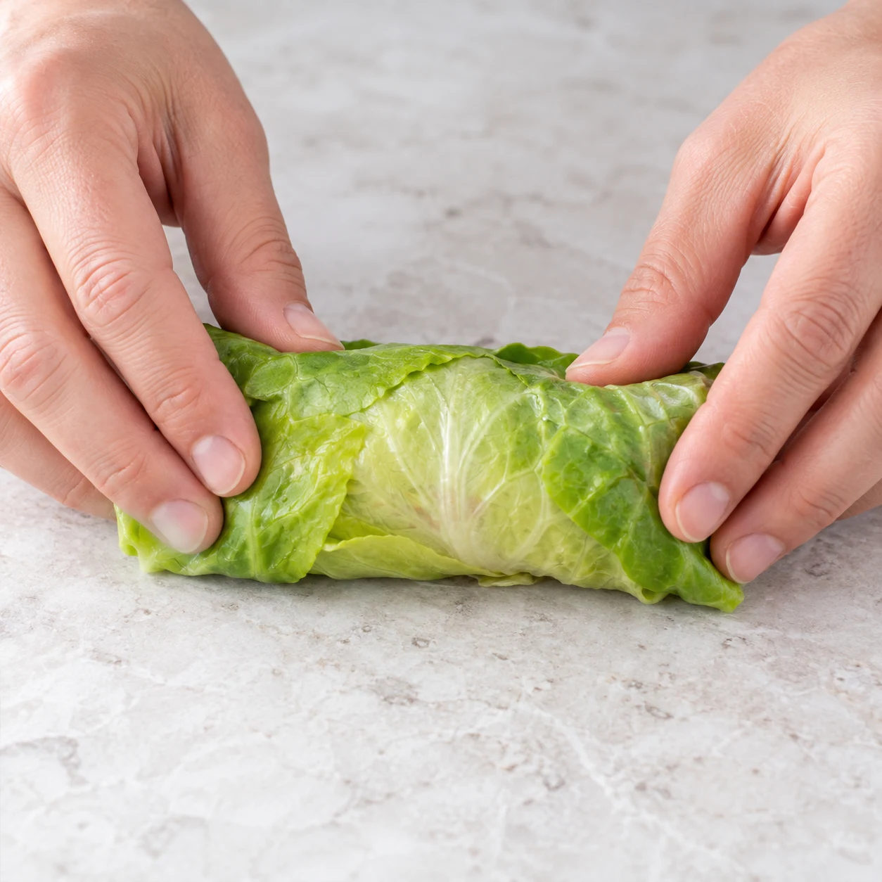 Rouler en serrant : Le rouleau repose fermeture en dessous ; la garniture est contenue par les feuilles.