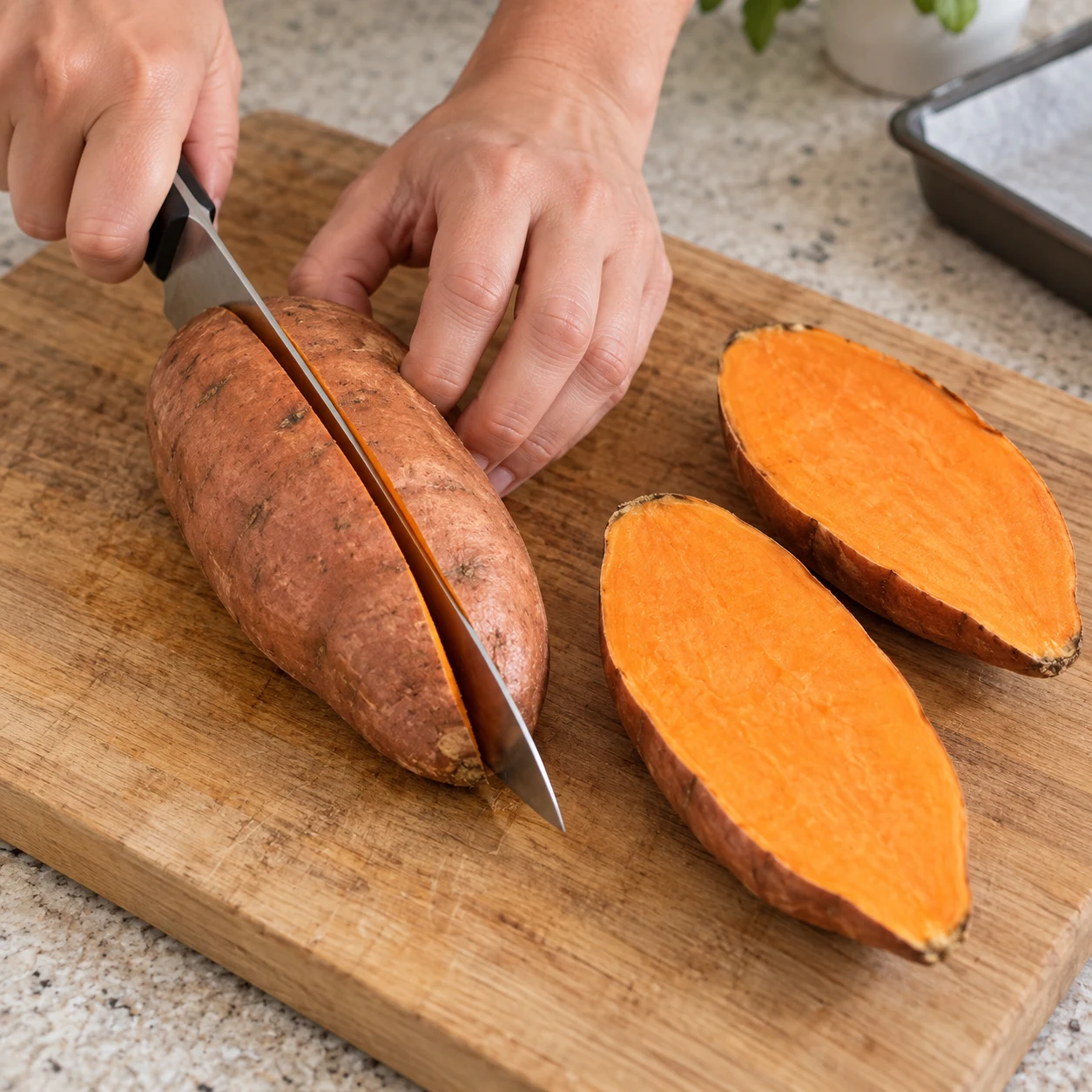 Deux moitiés de patate douce crue, couteau sur planche, prise sûre.