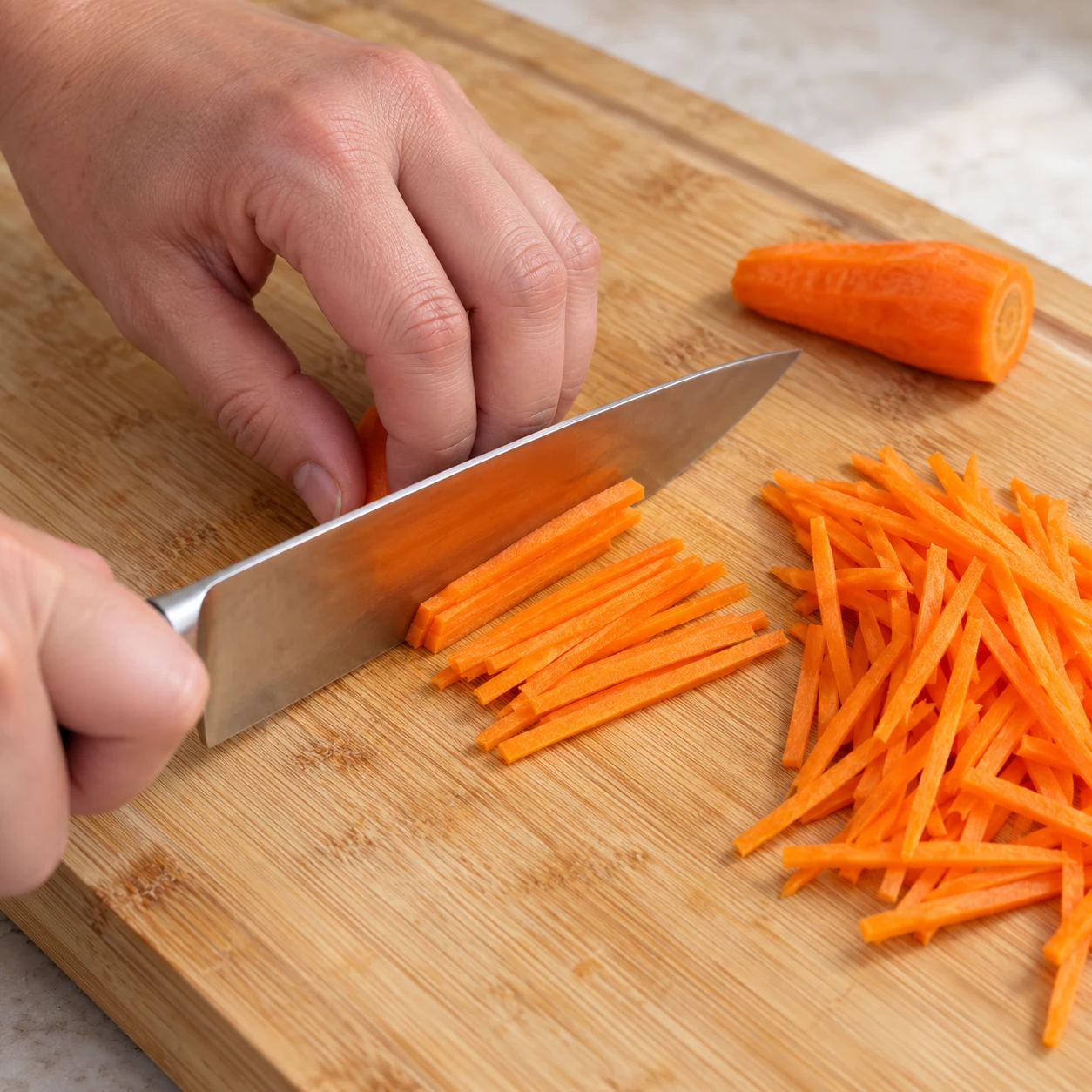 Coupe la petite carotte en fine julienne. Résultat : Les bâtonnets sont fins et réguliers.