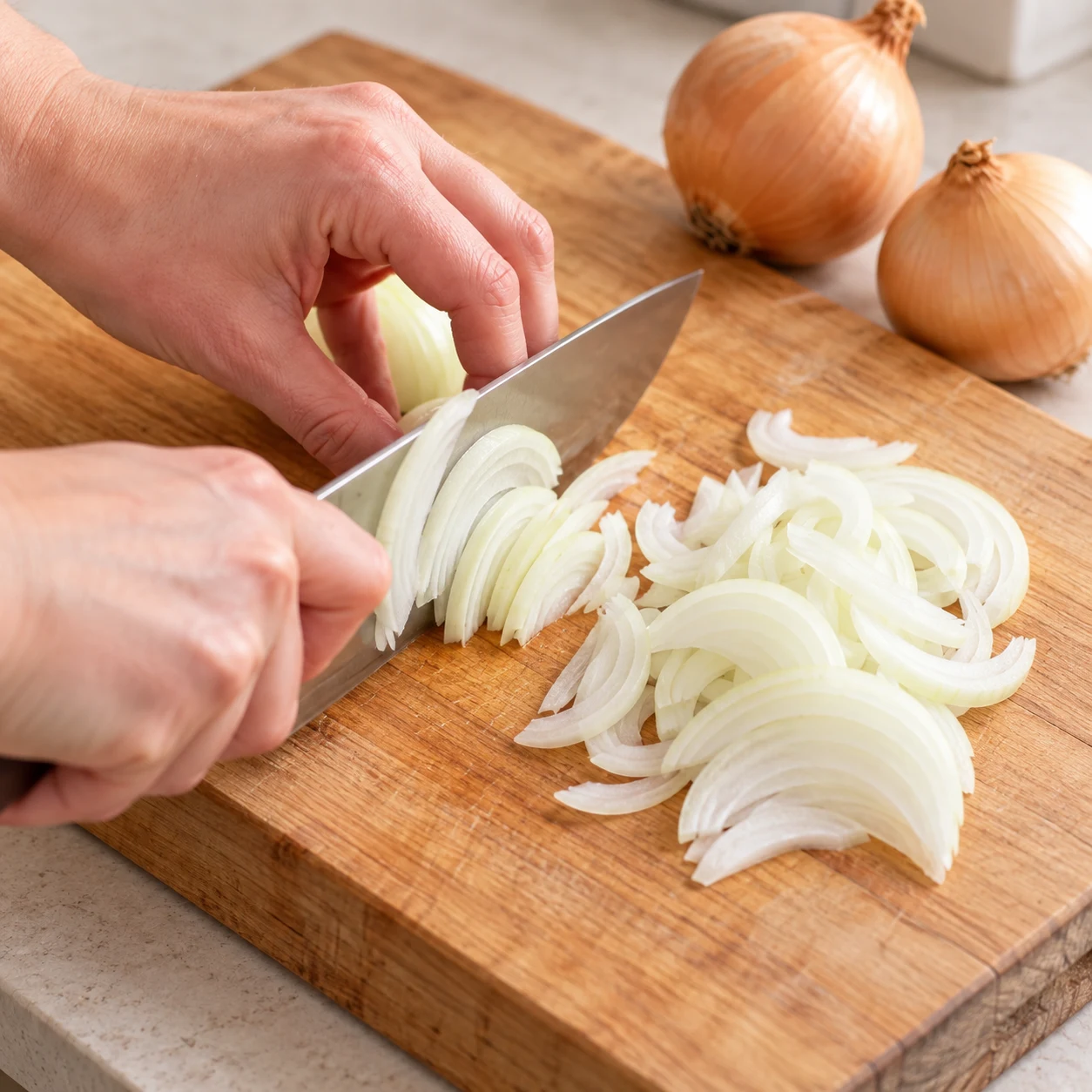 Émince les 2 oignons sur une planche. Montrer seulement les ingrédients présents à cette étape, fidèles à la capture source, dans un cadre de livre de cuisine neutre sans visage, texte ni marque. Adaptation validée : représenter des champignons de Paris blancs et une boule à épices contenant les herbes de Provence, uniquement lorsqu’ils sont présents dans cette étape.